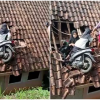 Motosikal Ditunggang Remaja Tersangkut Di Bumbung Rumah