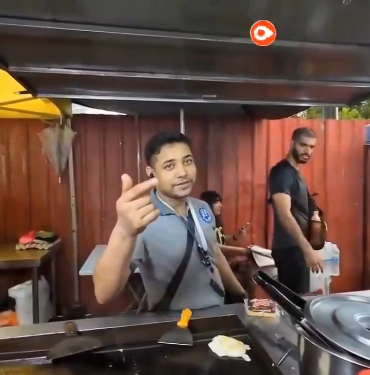 Lelaki Bangladesh Jual Burger Ramly