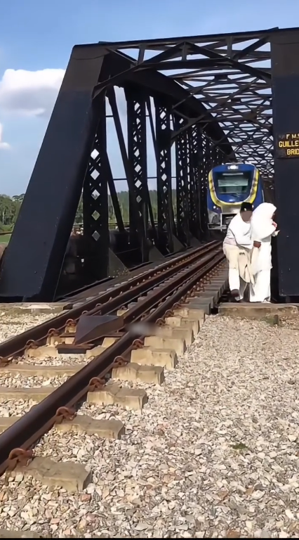 Pengantin Ceroboh Landasan Kereta Api