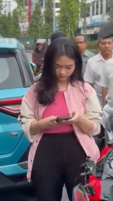 Gadis Sedang 'Khayal' Langgar Rider