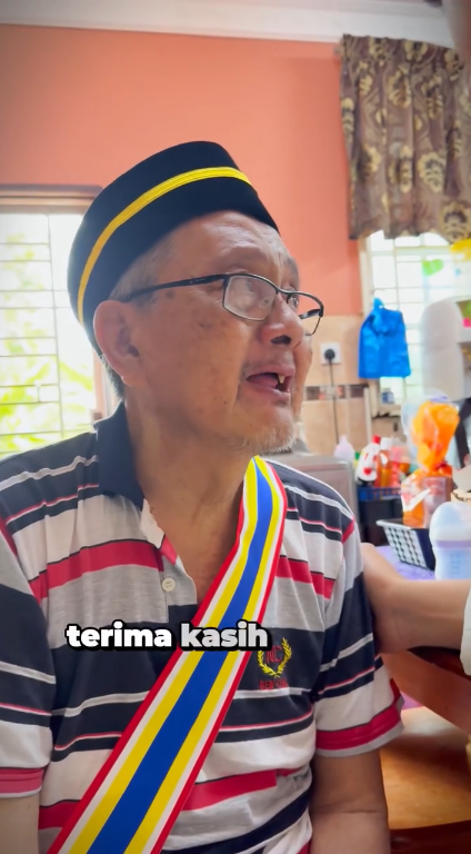 Akmal saleh terima anugerah datuk