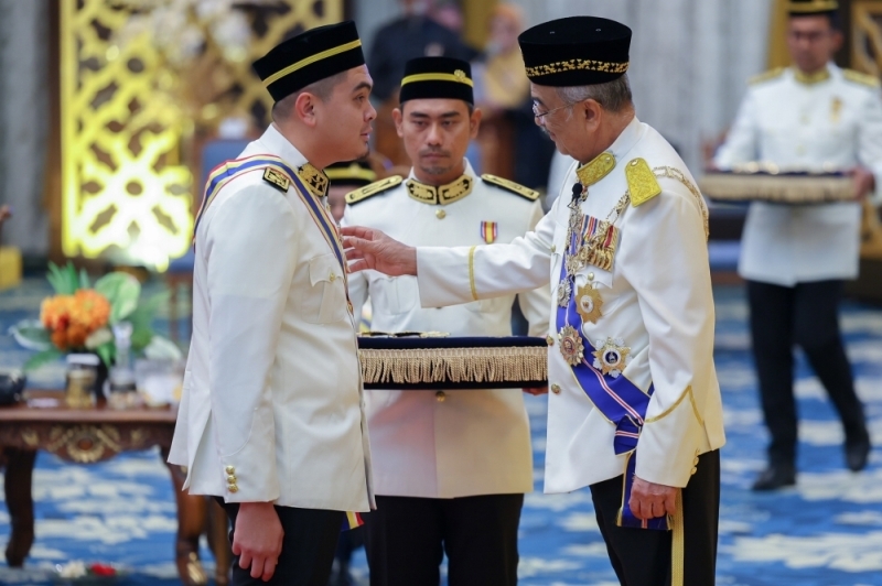 Akmal saleh terima anugerah datuk