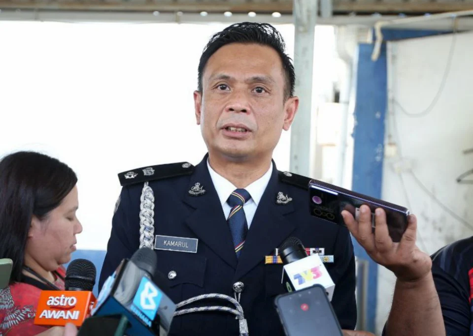 Lelaki Bangladesh Pakai Kemeja-T Polis