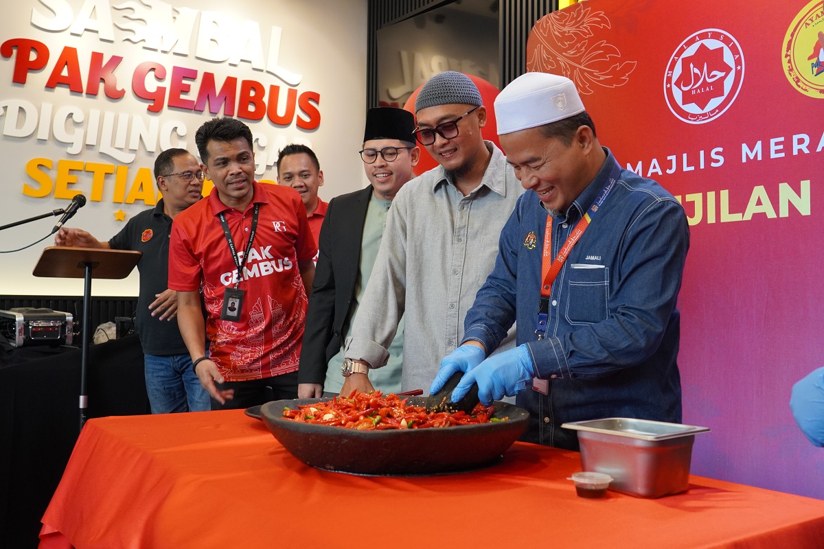 Pak Gembus Terima Sijil Halal JAKIM