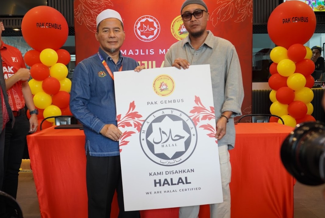 Pak Gembus Terima Sijil Halal JAKIM