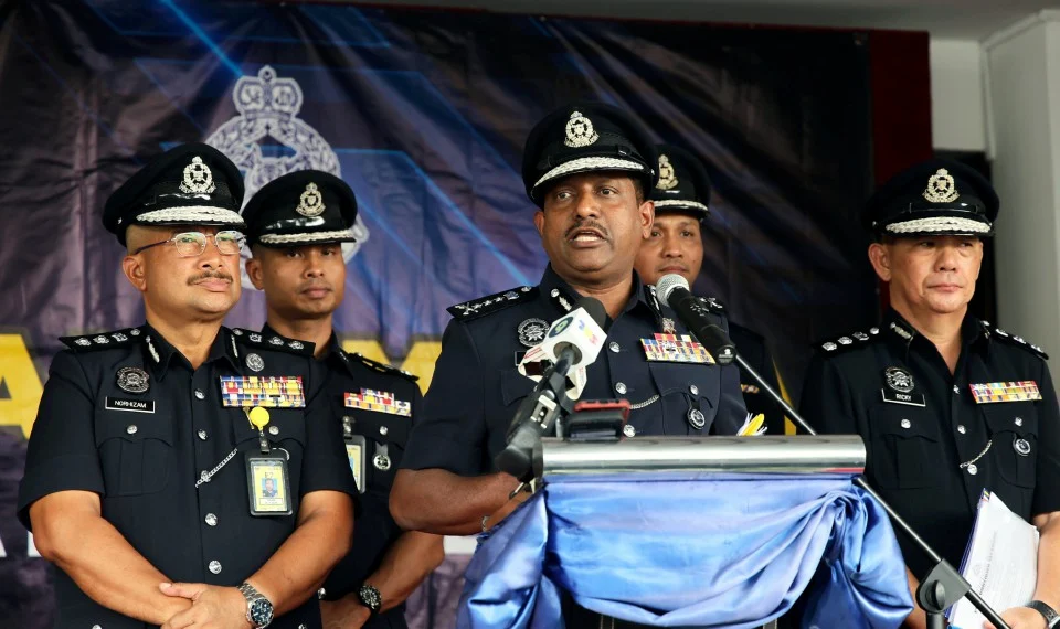 Anggota polis curi kabel