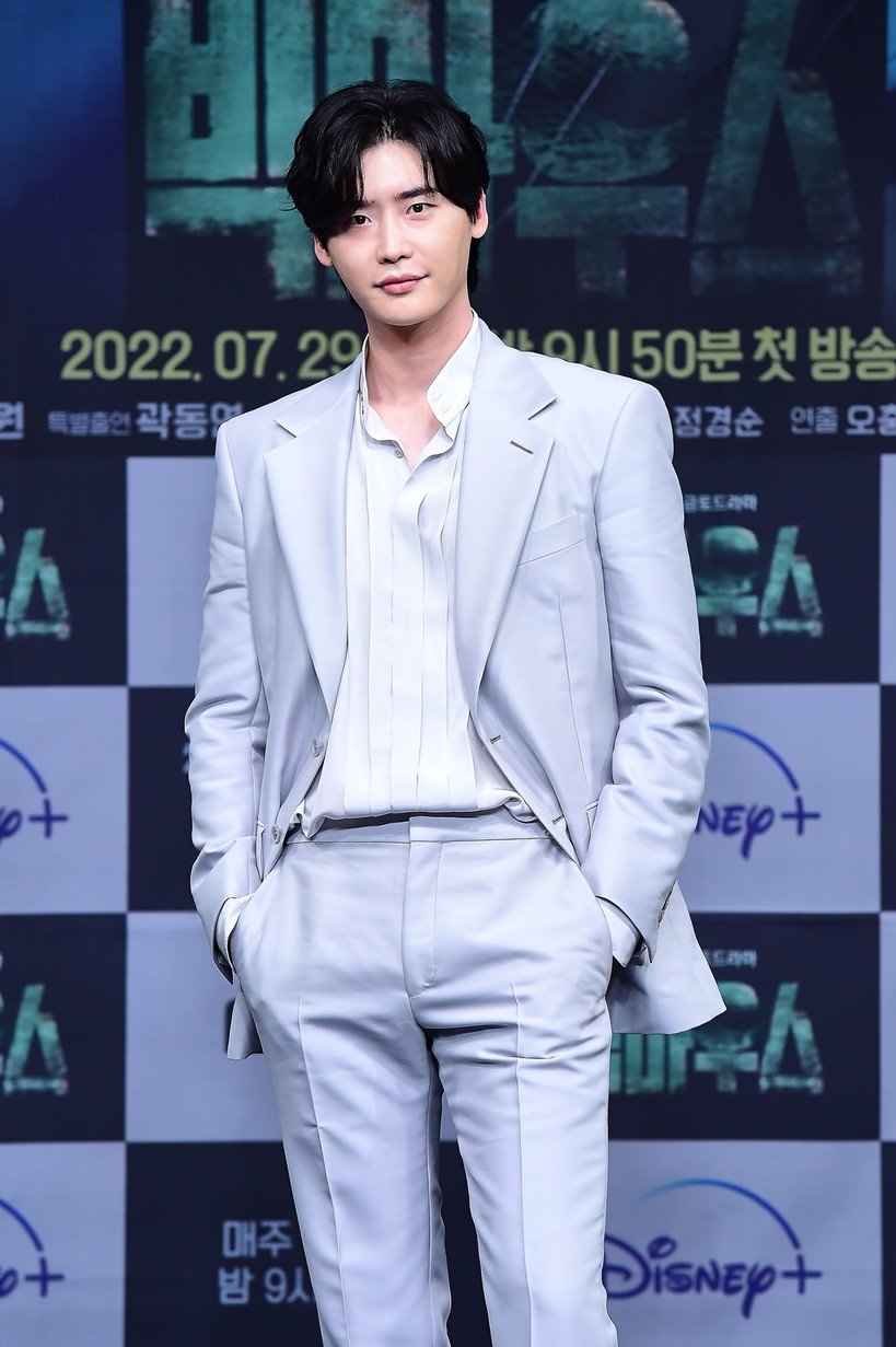 Spekulasi Lee Jong Suk dan IU berpisah?