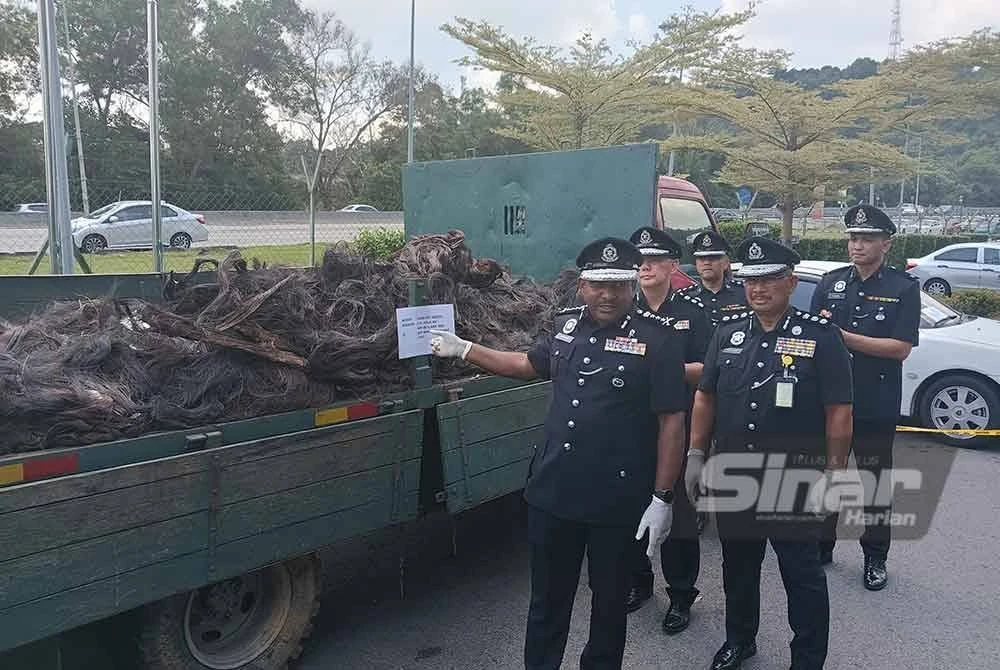 Anggota polis curi kabel