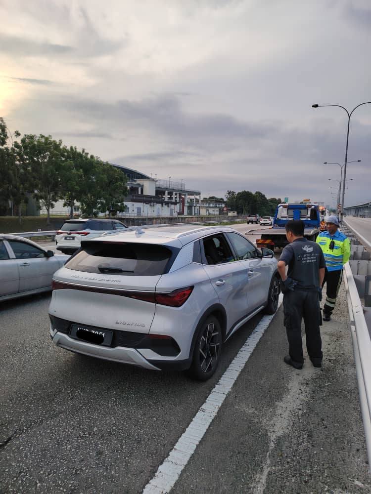 Kereta eletrik brek mengejut