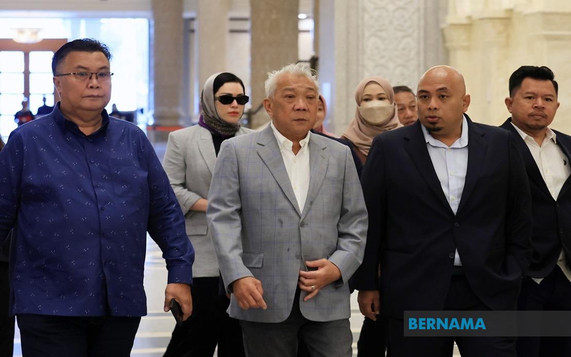 Bung Moktar dan Zizie Izette diperintah bela diri