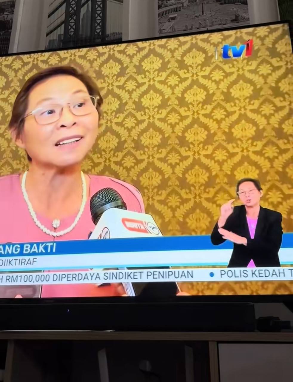 Jurubahasa terjemah berita sendiri