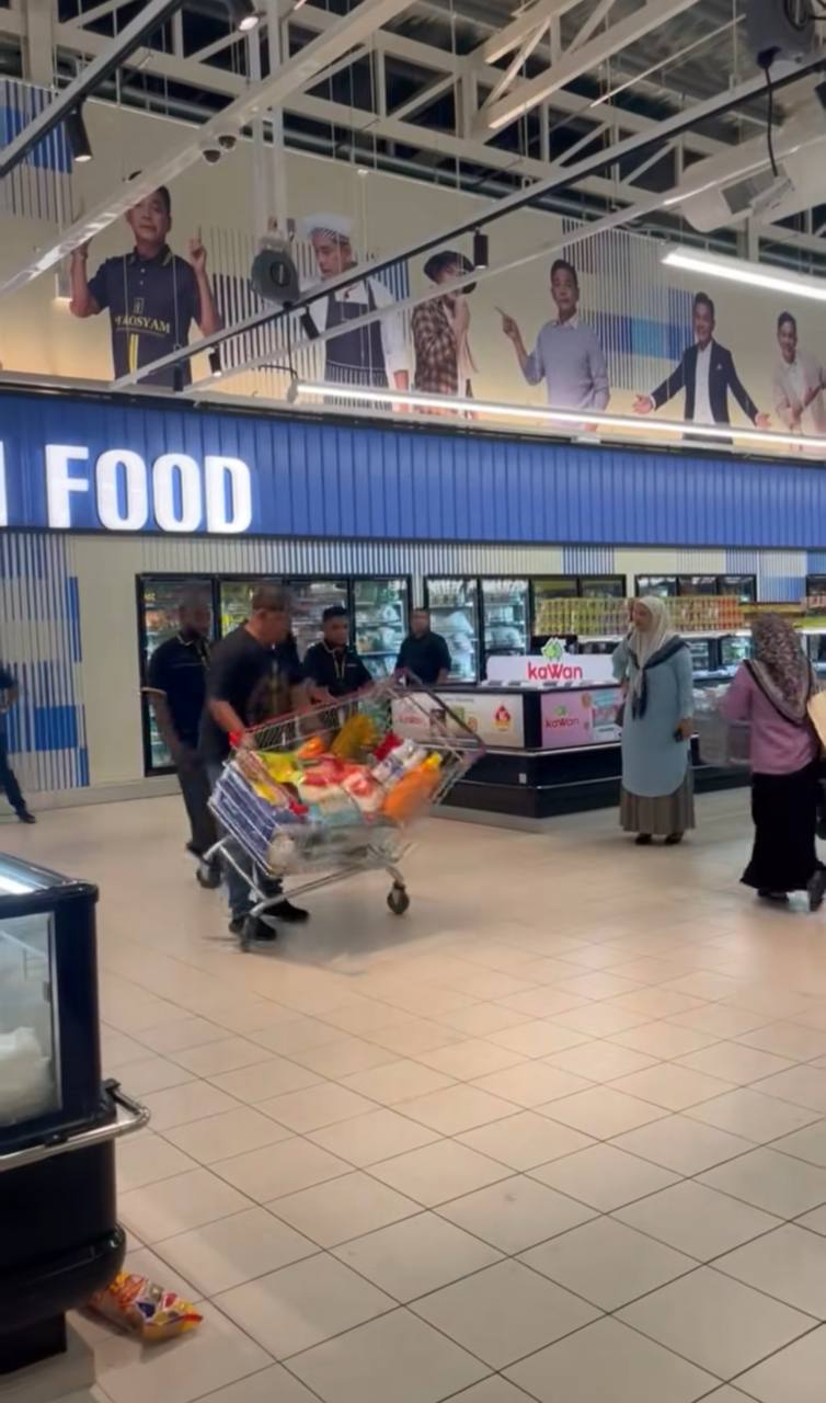 Suami gaduh dengan isteri dalam pasar raya