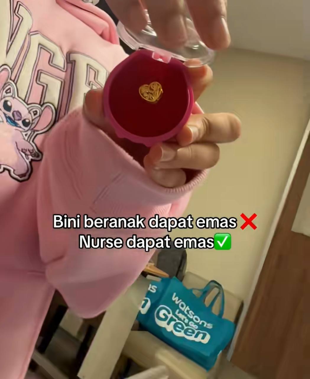 Suami beri loket emas