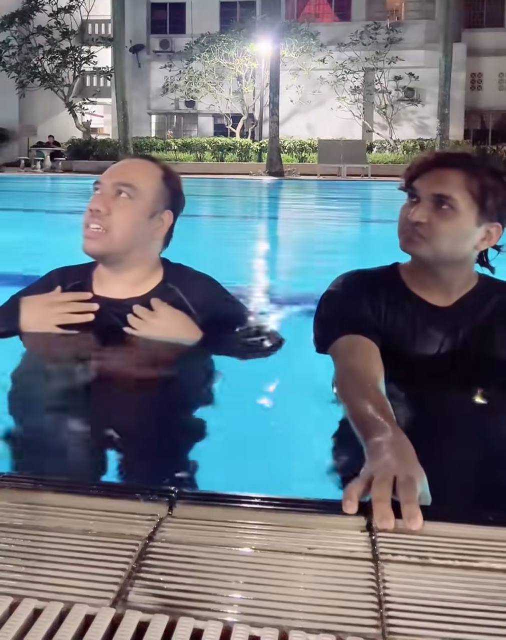 Lelaki mandi kolam ditegur wanita
