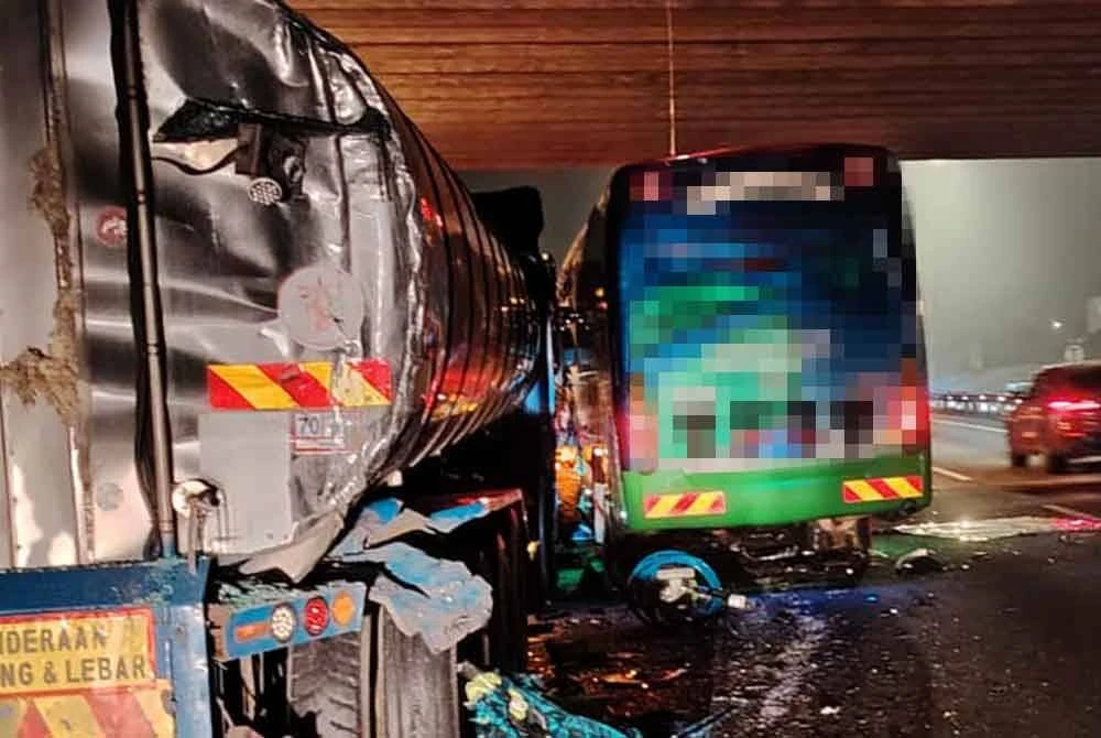 Dua maut, bas persiaran terbabit kemalangan