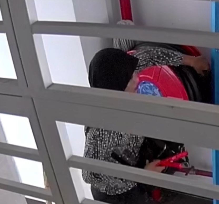 Wanita potong hos bomba