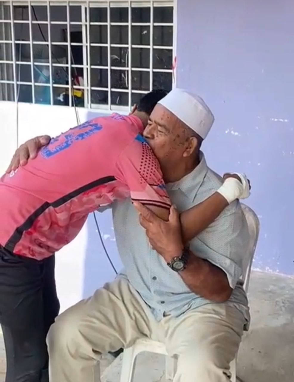 Peluk datuk lepas jaringkan gol