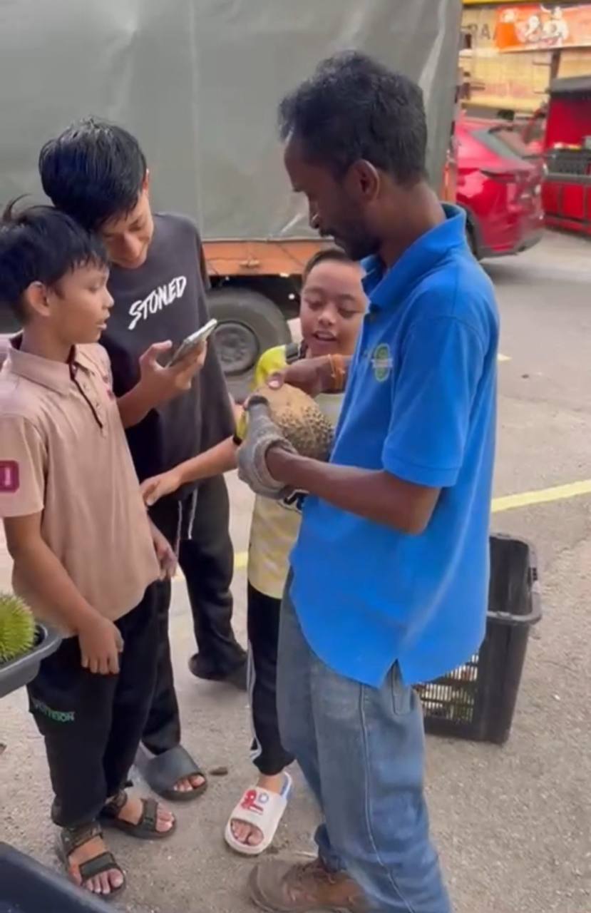 Peniaga durian beri Musang King percuma