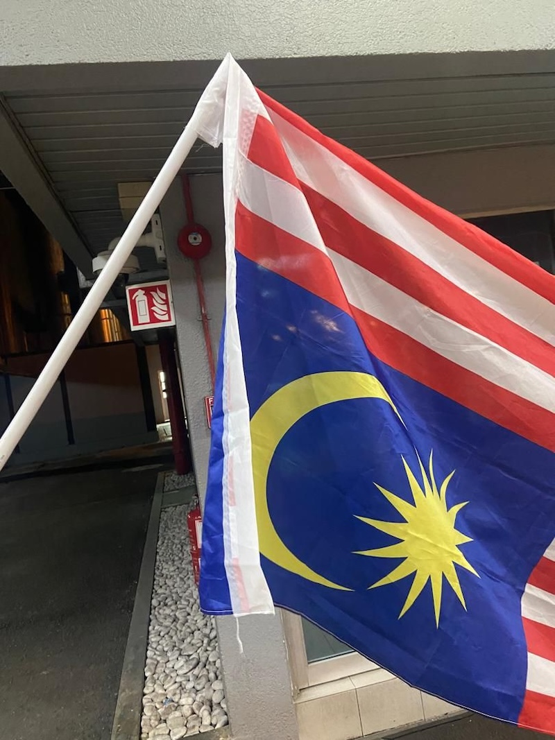 Jalur Gemilang terbalik