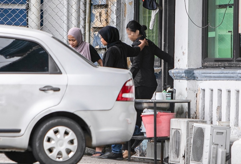 wanita hampiri Sultan Nazrin
