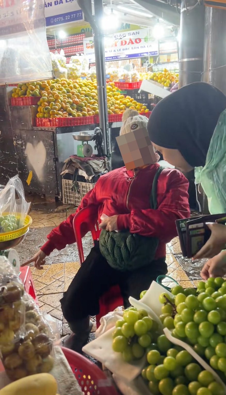 Peniaga cuba tipu timbangan buah