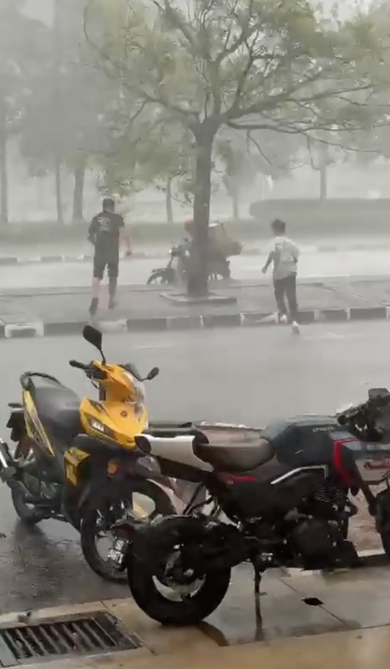 Dua pemuda sanggup redah hujan