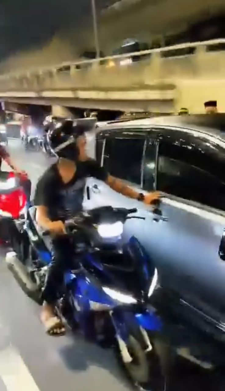 Myvi Dikelilingi Sekumpulan Penunggang Motosikal