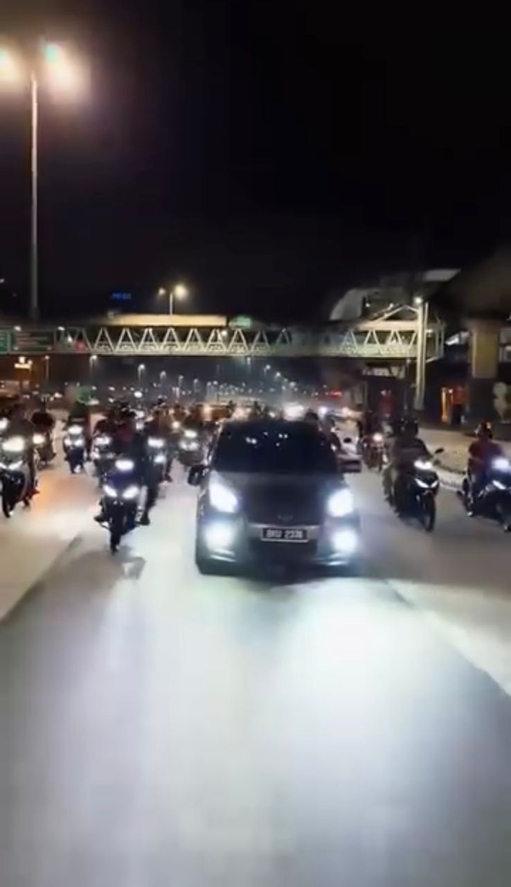 Myvi Dikelilingi Sekumpulan Penunggang Motosikal