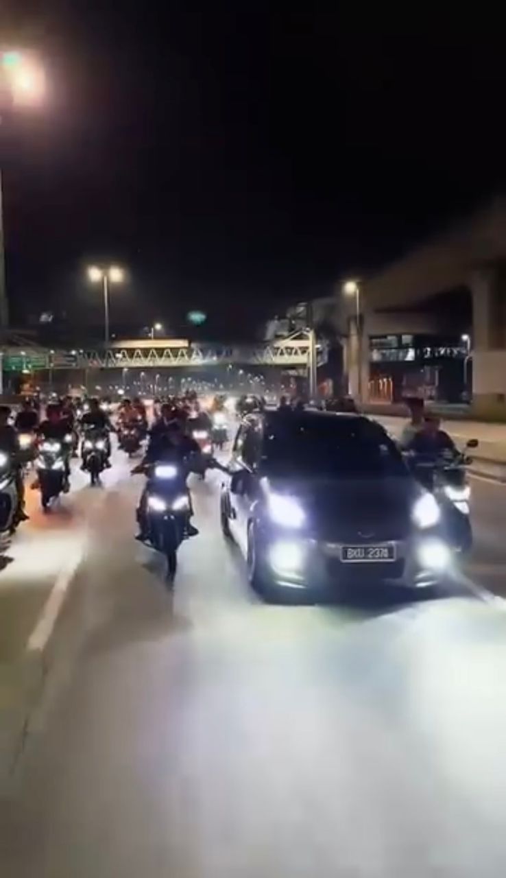 Myvi Dikelilingi Sekumpulan Penunggang Motosikal