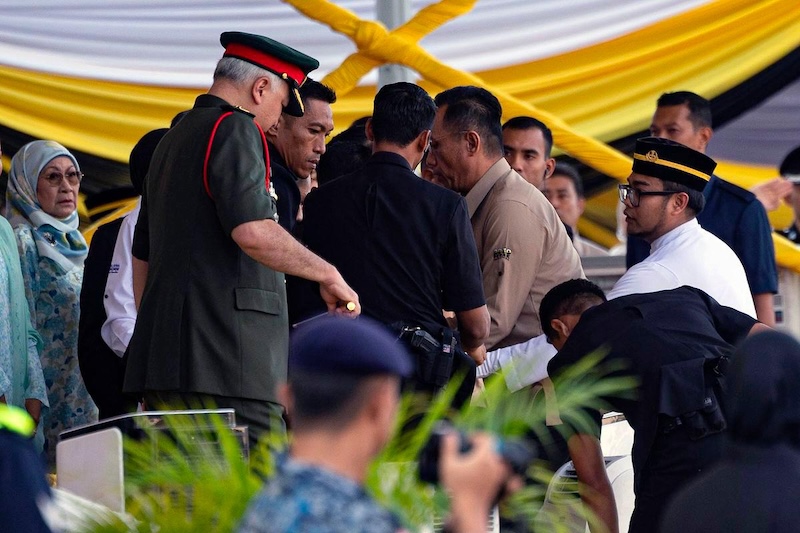 wanita hampiri Sultan Nazrin