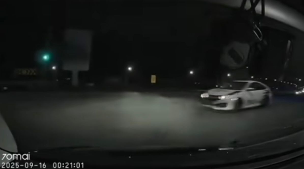 Kereta Peronda Langgar Lampu Merah
