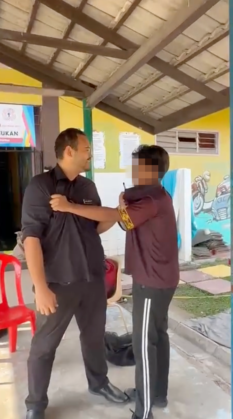 tumbuk guru