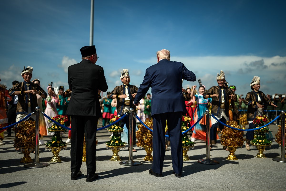 trump menari