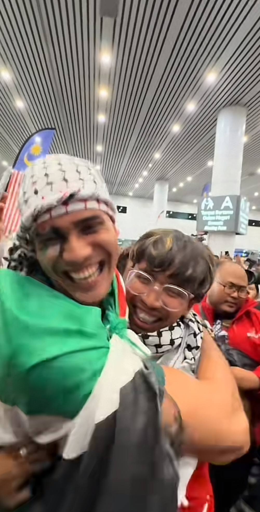 Aisar Khaledd, Haroqs Sambut kepulangan sahabat