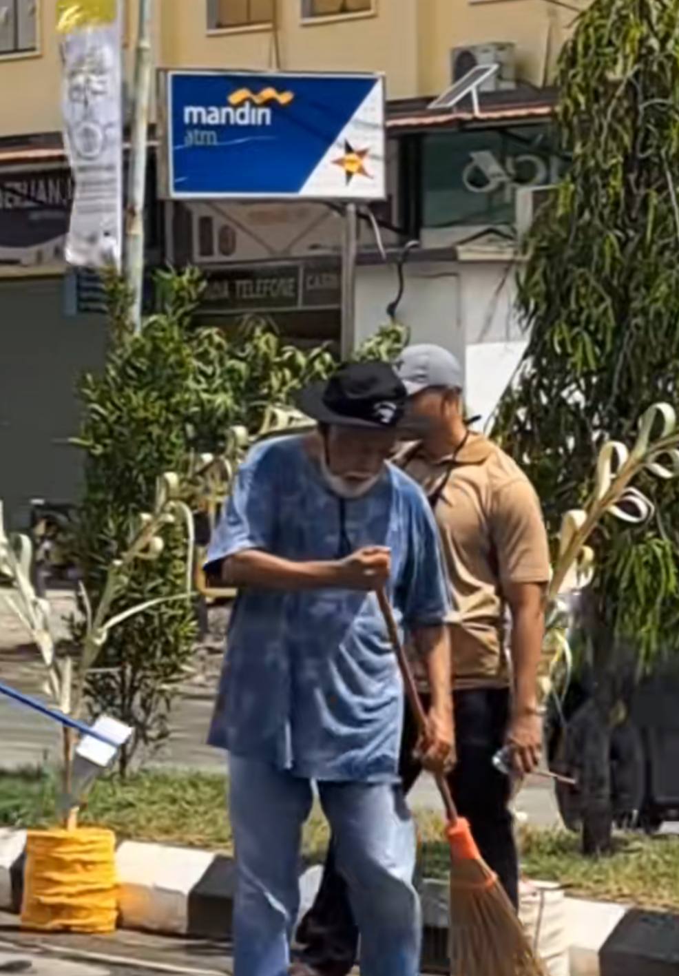 PM Timor Leste sapu sampah