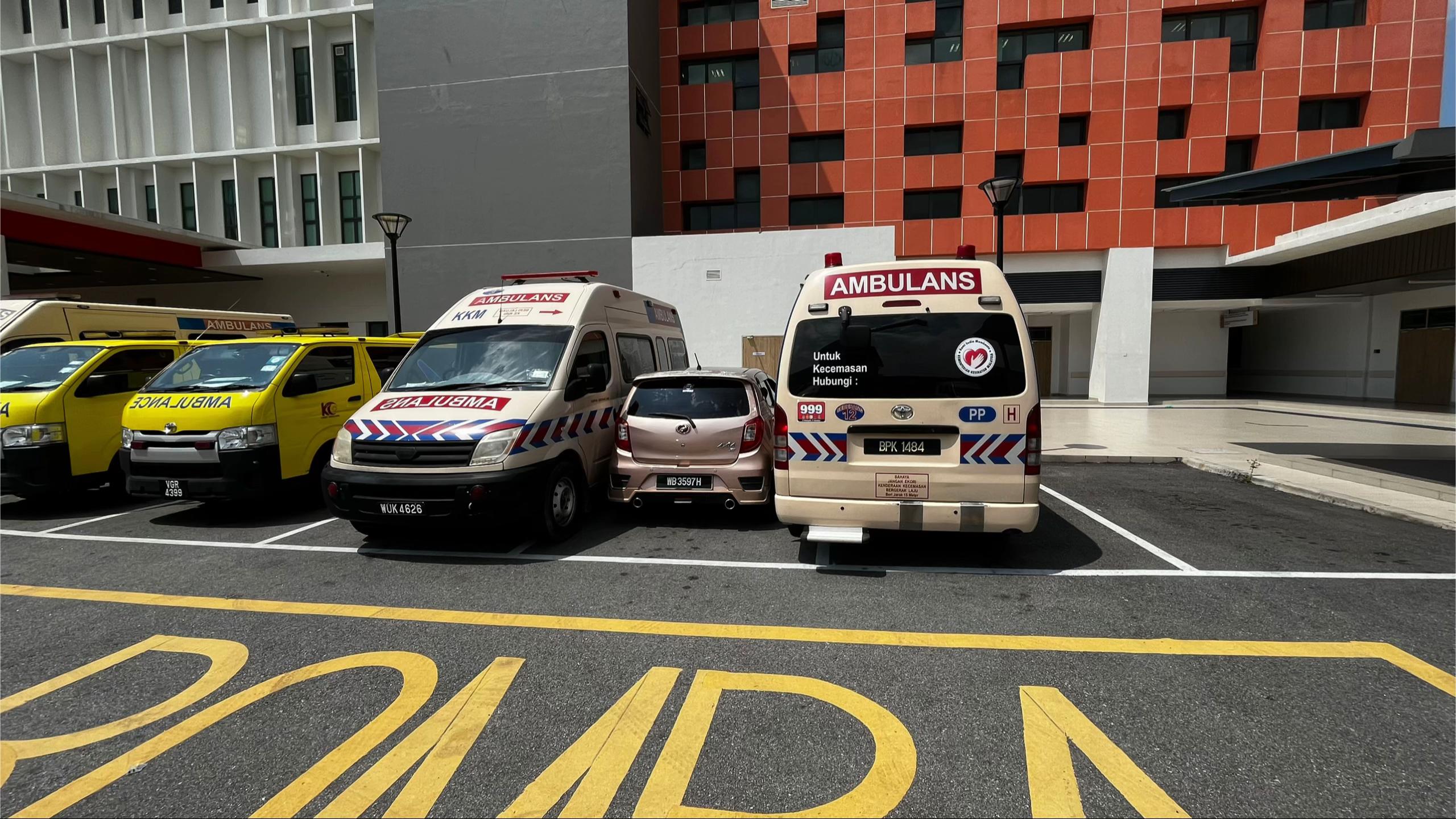 dihimpit ambulans