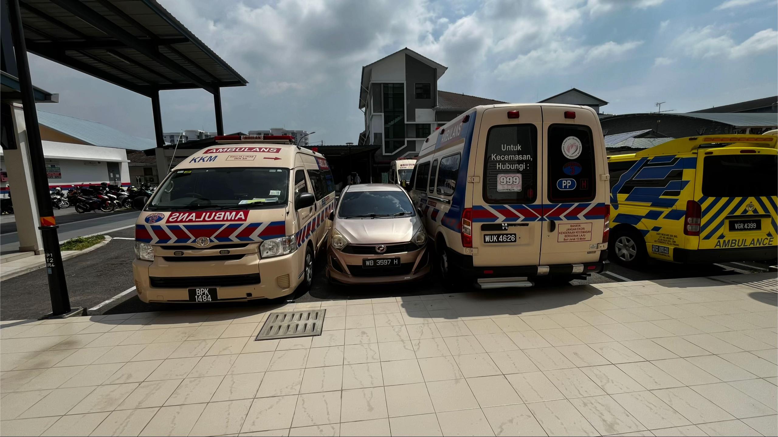 dihimpit ambulans