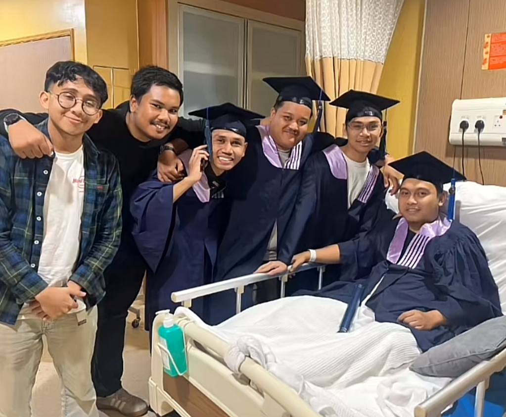 Sahabat sarungkan jubah 