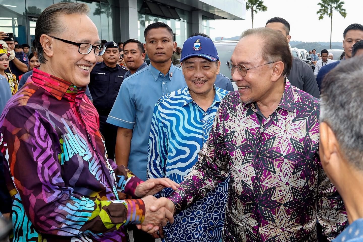 Hubungan erat Anwar, Hajiji