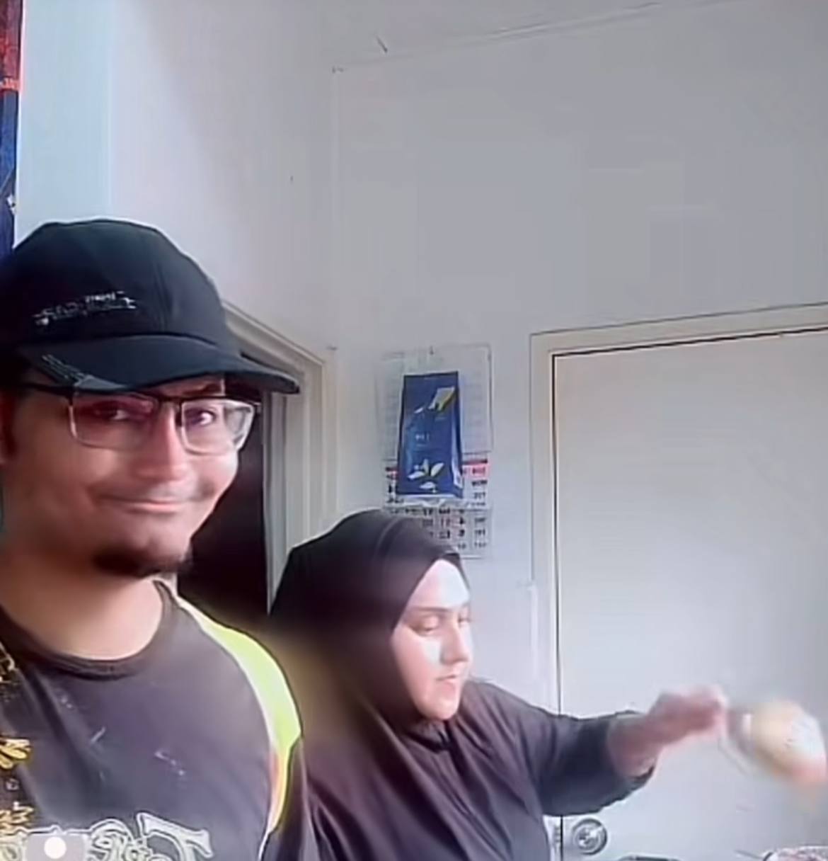 Prince Syed Tak perlu bersiap, baju pelik-pelik