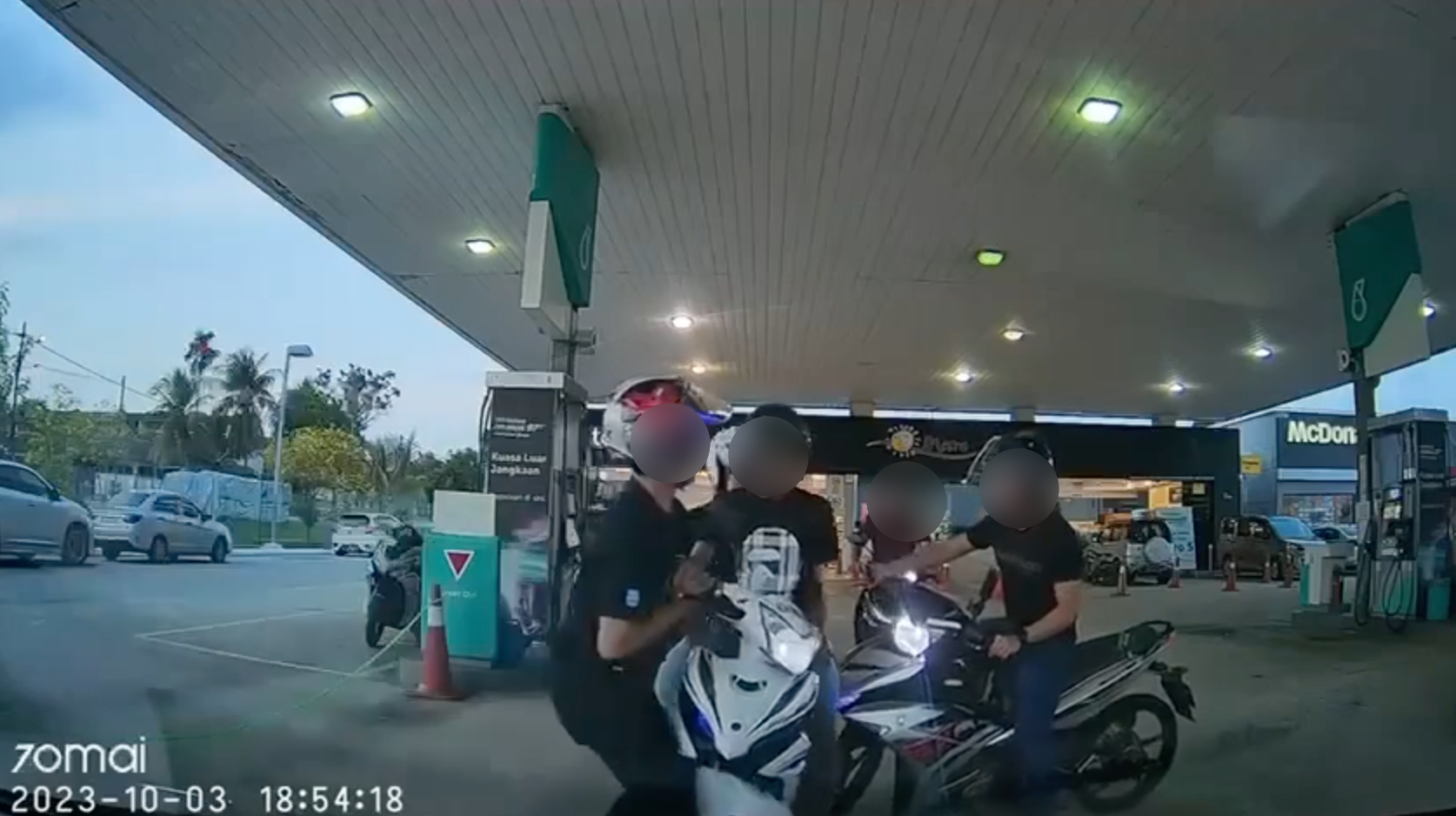 Penunggang motosikal kena tampar