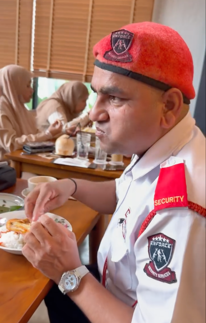 Ajak pengawal keselamatan makan bersama