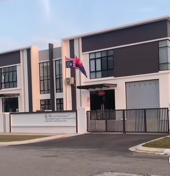 bendera Malaysia terbalik