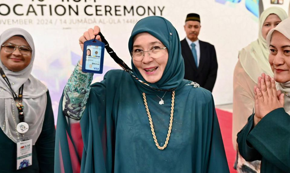 Tunku Azizah siapkan tesis