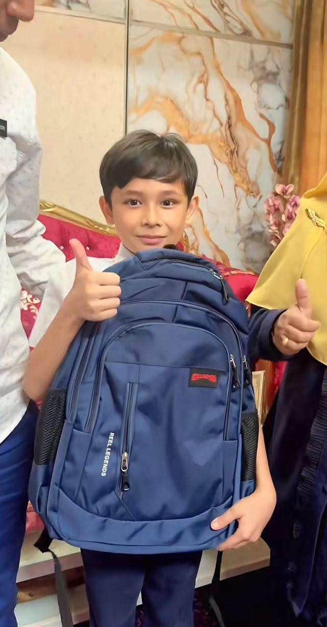 pelajar Ikat kasut guna getah