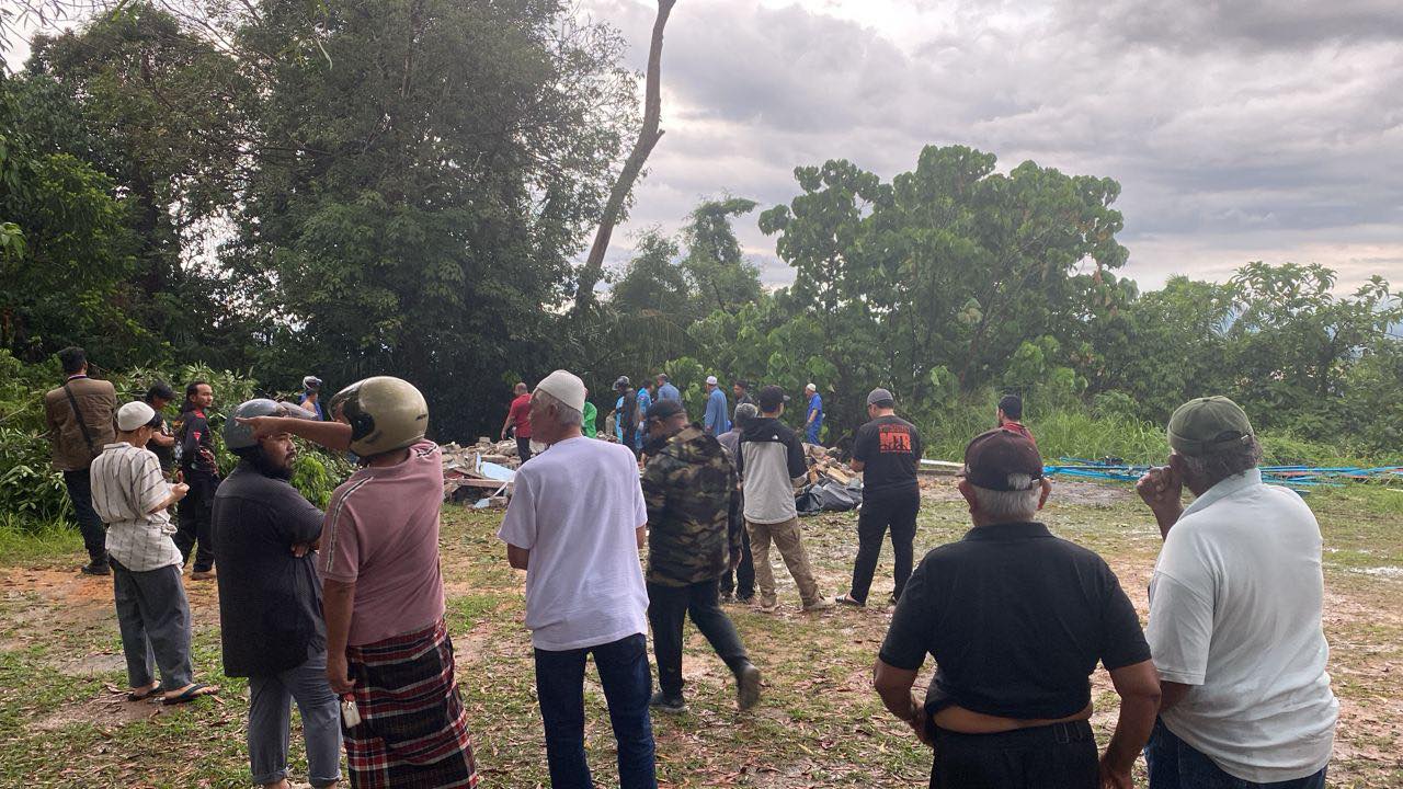 bersihkan kuil haram