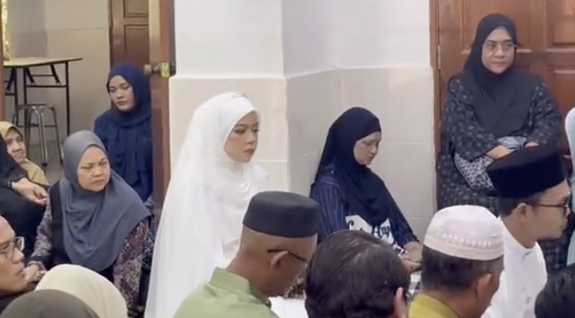 Wanita teruskan akad nikah