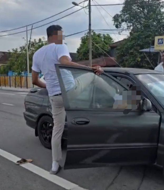 Pemandu Vellfire didenda