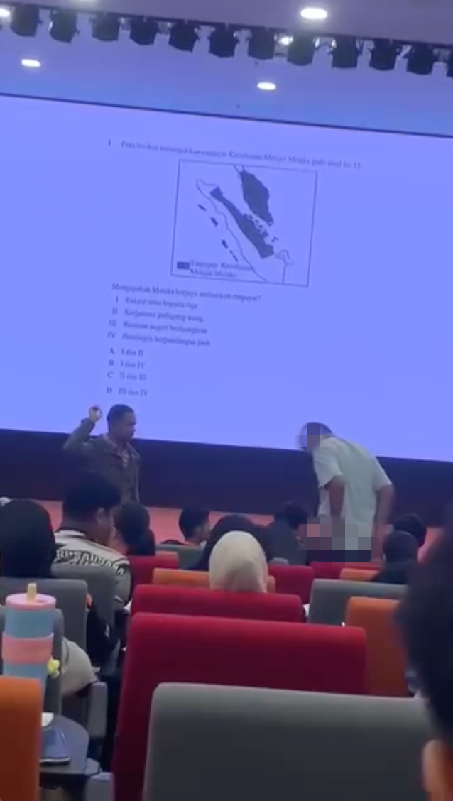 Buka seluar ketika seminar SPM